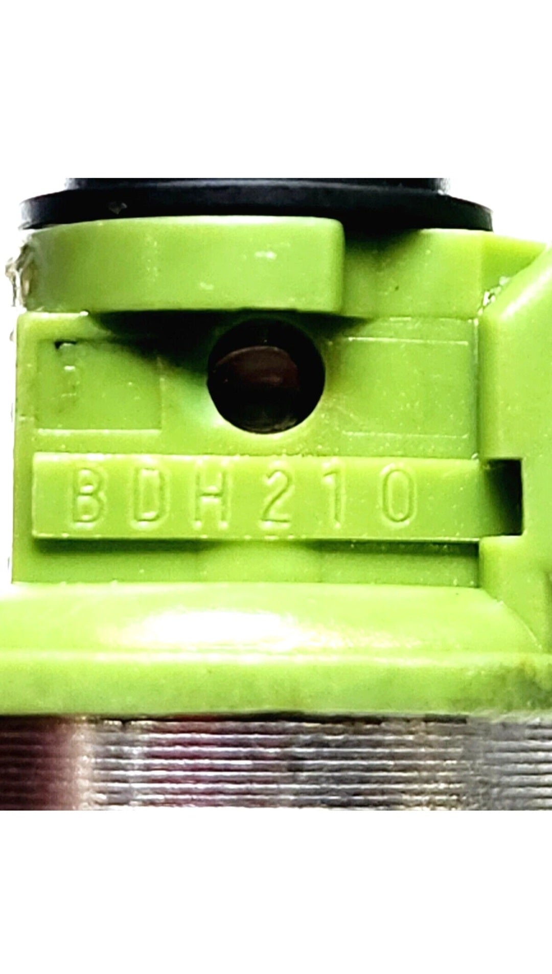 Set of 6 OEM Nikki INP-061 / BDH210 / MD162525 fuel injectors