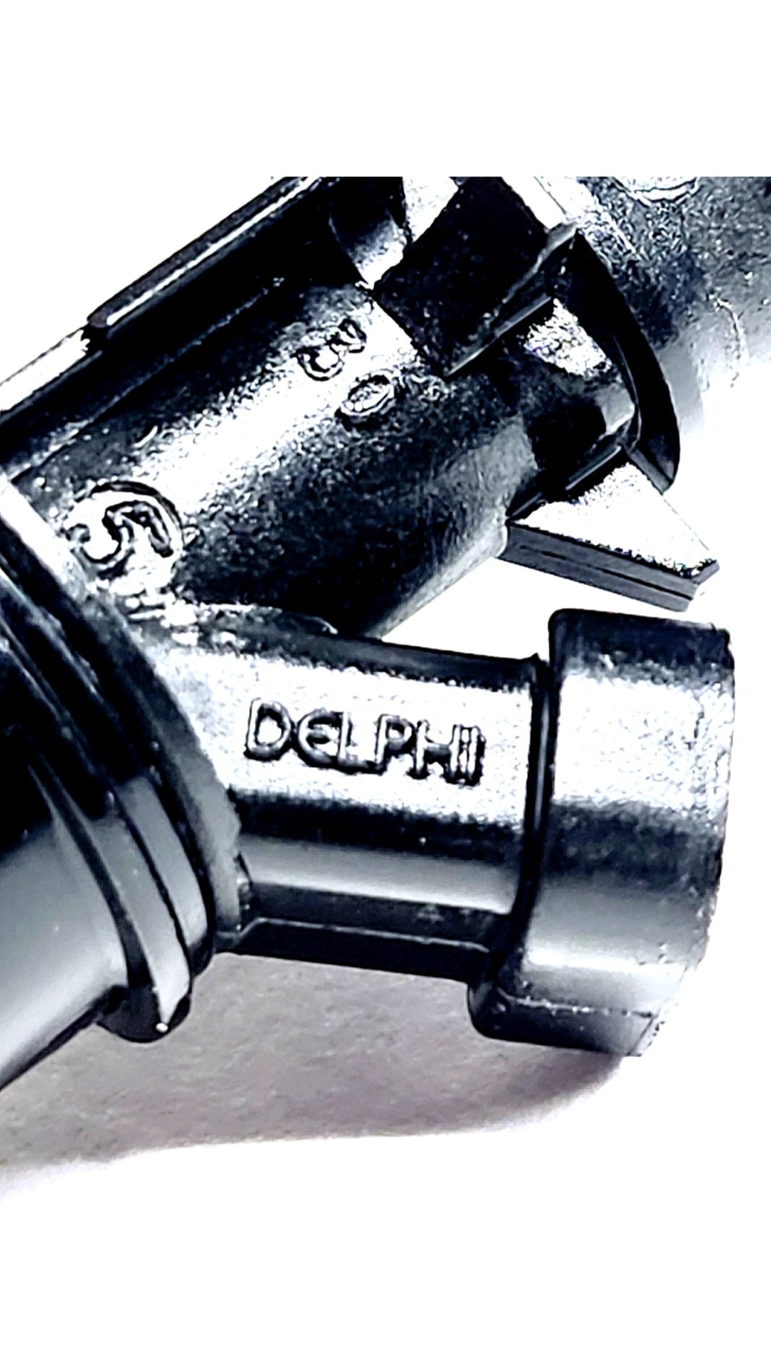 Set of 8 OEM Delphi 25323974 / FJ10063 / 17113582 Reman- fuel injectors