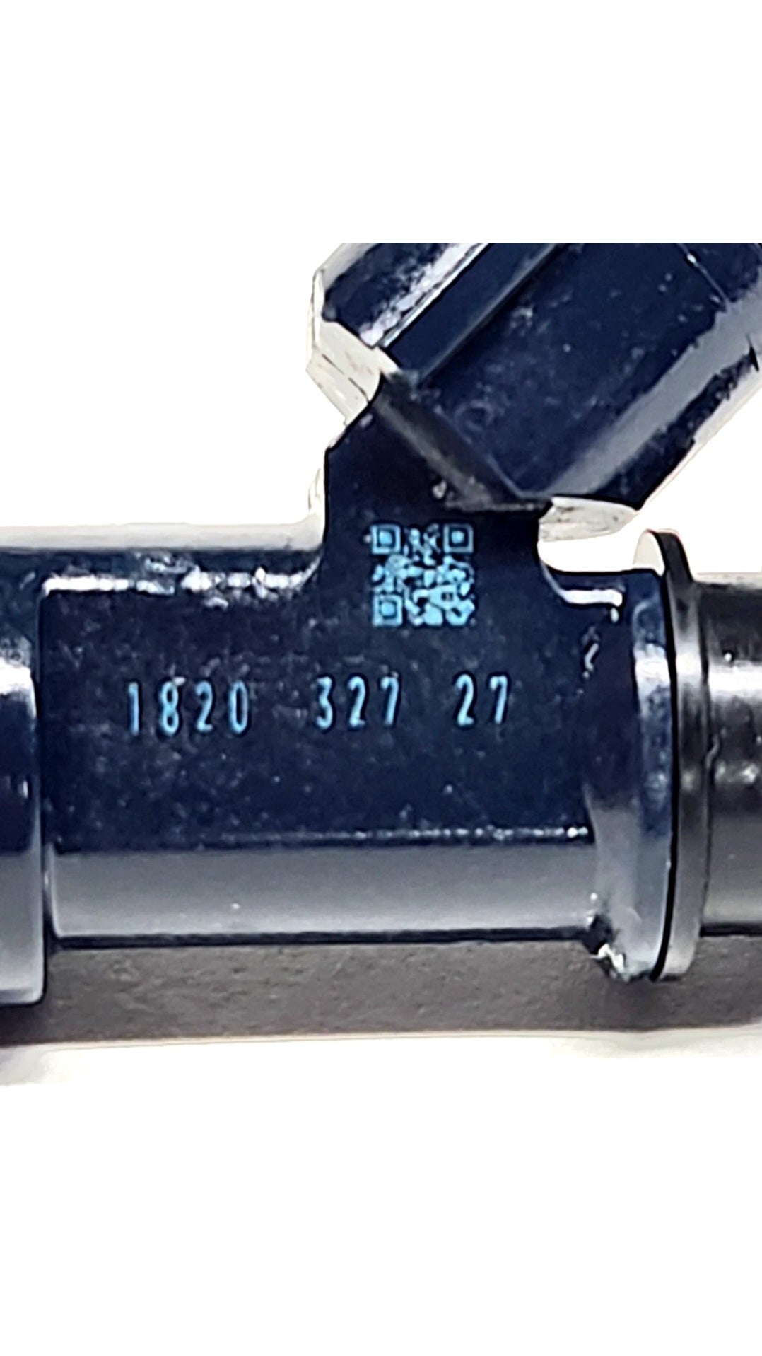 Set of 4 OEM Denso 16611-AA810 / 297500-1820 fuel injectors.