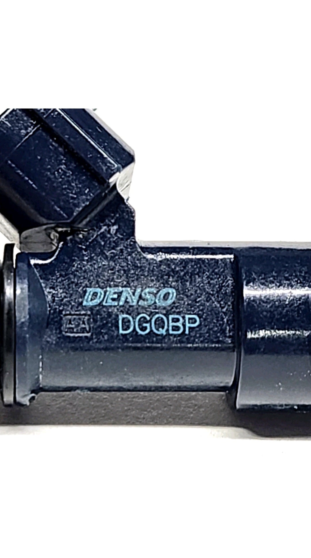 Set of 4 OEM Denso 16611-AA810 / 297500-1820 fuel injectors.