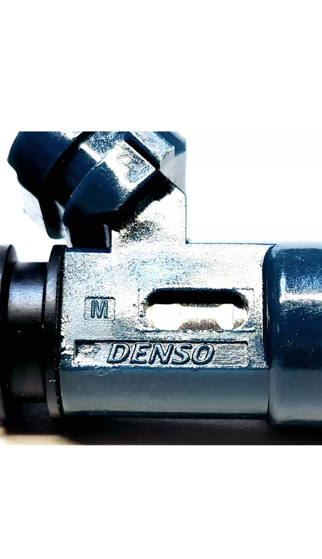 8 Genuine Denso 23250-0F010 / 23209-0F010 / 195500-4590 fuel injectors